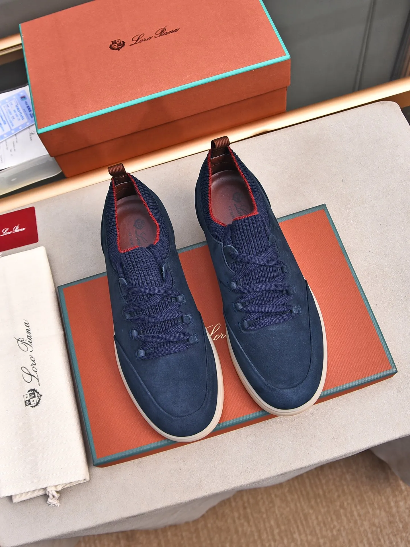 Men's Men's Shoes 💰500 LP's new product Loro Pian* 诺yo* Pianya Soho Walk These casual shoes and loafers are made of first-layer small nubuck cowhide. The texture is light, soft and comfortable. The mouth and tongue are decorated with high-density two-color knitting. The heel is decorated with a Kummel-colored original webbing pull-loop, which presents a unique three-dimensional effect. The unique version narrows slightly in the middle, and is decorated with details of the same material as shoelace eyelets. The original open-molded lightweight TPU rubber sole and spikes enhance traction and stability, and are full of modern aesthetic functional details. The rear is equipped with a cushion pad to enhance wearing comfort. It is sold in a complete package at the counter and is available in multiple colors!  Standard counter code number: 38～44# (45 customized)